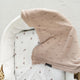 Lullalove Couverture ajourée 80x100 cm marguerite caramel beige
